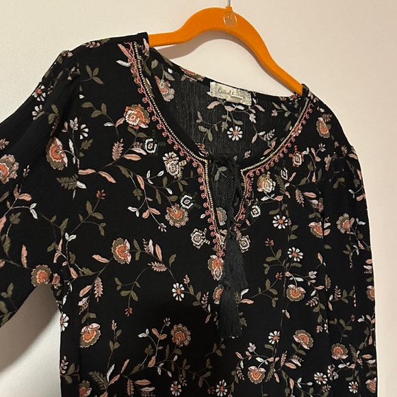 Chic Black Floral Blouse - Picture 4 of 13